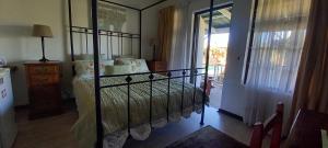 奥茨胡恩Best Little Guesthouse -Beit Shalom的一间带床的卧室,位于带窗户的房间内