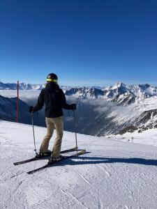 马尔尼茨Mallnbach Apartments的滑雪者在山地雪中