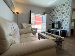 维利波吉Bella View Apartment的客厅配有两张沙发和一台电视机