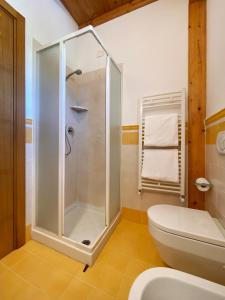 诺尔恰拉卡斯那迪奥帕克农家乐的带淋浴和卫生间的浴室