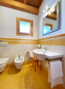 诺尔恰拉卡斯那迪奥帕克农家乐的一间带水槽、卫生间和镜子的浴室