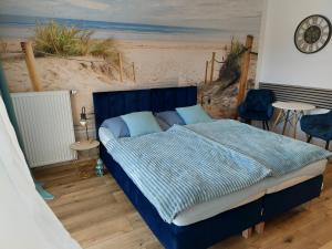 济夫努夫Porta Mare Marine的一间卧室设有蓝色的床和海滩