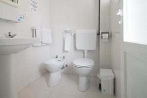 埃斯普霍斯卡普里旅舍的白色的浴室设有卫生间和水槽。