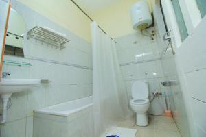 金贾阿尔尼莎Spa酒店的白色的浴室设有卫生间和水槽。