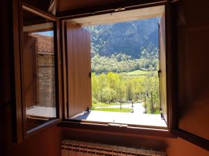 ForcatApartamento Casa Sastre Turismo Rural的山景窗户