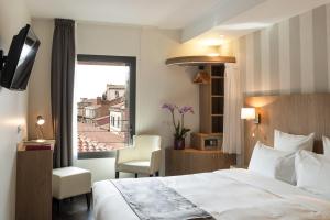 图卢兹乐佩雷莱昂酒店的酒店客房设有床和窗户。