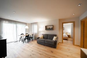 修希Oberzerod Apartments的客厅配有沙发和桌子
