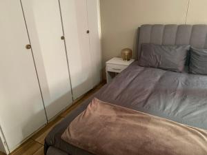 比勒陀利亚A Cozy one bed apartment in Pretoria Central的一间小卧室,配有床和床头柜