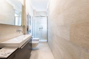 米兰Rosselli 13 Milan Apartment的一间带水槽和卫生间的浴室