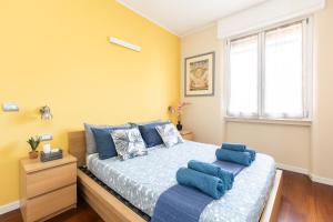 米兰Rosselli 13 Milan Apartment的一间卧室配有一张带蓝色枕头的床。