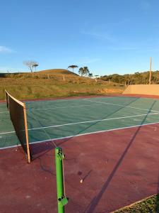 兰舒凯马杜Cabana Guimarães的网球场,上面有网
