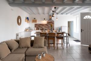 NevoyCABANA & LES PORTES DE LA FORÊT D' ORLÉANS的客厅以及带沙发和桌子的厨房。