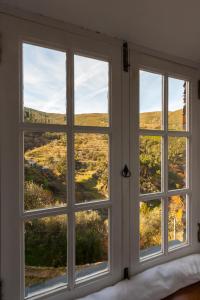 皮奥达Casa da Padaria的透过窗户可以欣赏到乡村美景。
