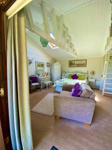 金士顿布朗特Lakeside Town Farm的一间卧室配有一张床和一张沙发