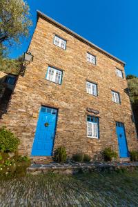 皮奥达Casa da Padaria的一座带蓝色门的大型砖砌建筑