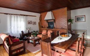 皮奥达Casa da Padaria的客厅配有桌子和壁炉