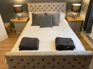 科尔温湾Pendle House Apartment 1的一张大床,上面有两条毛巾