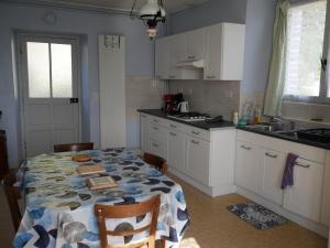 PolignacCHEZ GRAND MAMIE的厨房配有桌子和桌布