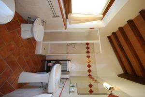 巴贝里诺·迪·穆杰罗Lago 8的一间带卫生间和水槽的浴室