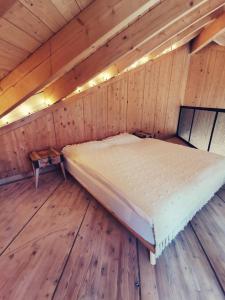KleczaDomek u Gai的木地板客房的一张床位