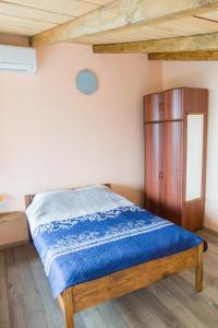 索科矿泉村Irina的一间卧室配有一张床和一个木制橱柜
