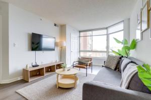 阿林顿Wonderful 1 Bedroom Condo At Ballston With Gym的客厅配有沙发和桌子