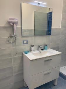 迪亚曼特NERONE HOUSE的浴室设有白色水槽和镜子