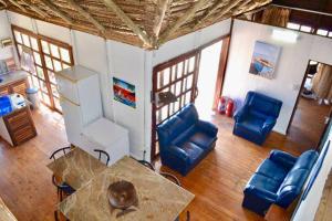 伊尼扬巴内Mozambique,Inhambane,Barra -Entire Beach House的客厅配有蓝色的椅子和桌子