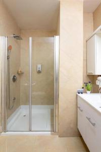 特拉维夫H7 TLV的浴室里设有玻璃门淋浴