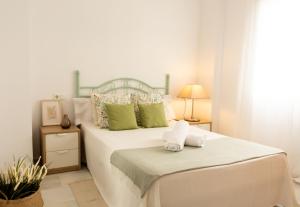 马拉加La Besana Home的白色卧室,配有带毛巾的床