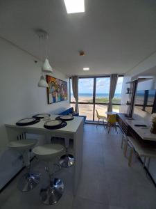 累西腓FLAT BEIRA MAR BARRA DE JANGADA RECIFE ANDAR ALTO的一间厨房和海景用餐室
