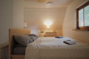 VaideSecluded Holiday Home with Sauna in National Park by the Sea的一间卧室配有一张带灯和窗户的床