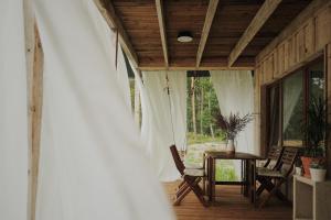 VaideSecluded Holiday Home with Sauna in National Park by the Sea的一个带桌椅的房屋门廊