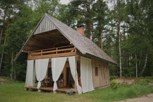 VaideSecluded Holiday Home with Sauna in National Park by the Sea的一间小房子,配有 ⁇ 盖和白色窗帘