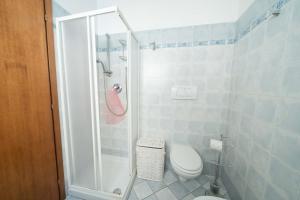 蒙特卡蒂尼泰尔梅[NEL CUORE DELLA CITTADINA TERMALE] MAISON M&V的带淋浴和卫生间的浴室。