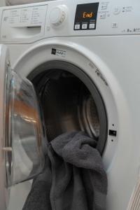 蒙特卡蒂尼泰尔梅[NEL CUORE DELLA CITTADINA TERMALE] MAISON M&V的洗衣机内备有毛巾