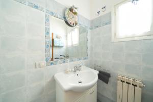 蒙特卡蒂尼泰尔梅[NEL CUORE DELLA CITTADINA TERMALE] MAISON M&V的一间带水槽和镜子的浴室
