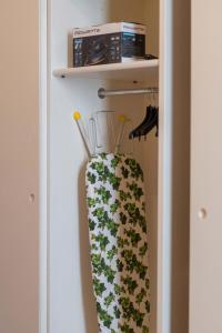 蒙特卡蒂尼泰尔梅[NEL CUORE DELLA CITTADINA TERMALE] MAISON M&V的挂在衣柜里的一条从门上挂的毛巾