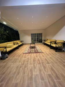 阿哈达فيلا اورنيلا的一间宽敞的空房间,配有沙发和一张桌子