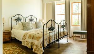 克拉伦斯Baris Guesthouse的一间卧室配有一张带金属框架的床