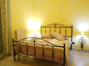 玛格丽塔萨沃亚APPARTAMENTO ILLIRIA的一间卧室配有一张带两盏灯的床。
