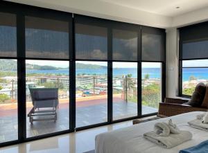 芭东海滩Andaman Hills - panoramic sea view house in Patong的海景卧室