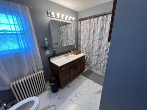 斯克兰顿4 bedrooms & 2 bathrooms “Dhanu’s place”的一间带水槽和镜子的浴室