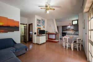普罗斯西托角Villa Susy的带沙发和桌子的客厅以及厨房。