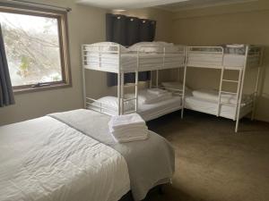 布勒山Winterbrook Chalet的一间卧室设有两张双层床和一扇窗户。