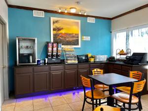 弗雷德里克斯堡Days Inn by Wyndham Suites Fredericksburg的一间设有桌子和蓝色墙壁的餐厅