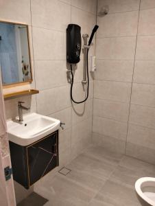 马六甲Homestay Melaka at Mahkota Hotel - unit 3093 - FREE Wifi & Parking的带淋浴和盥洗盆的浴室