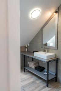 ŽirovnicaPrima Countryside Apartments的一间带水槽和镜子的浴室