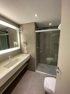 巴西利亚Lindo Flat Part Grand Mercure Varanda aconchegante的带淋浴、盥洗盆和卫生间的浴室