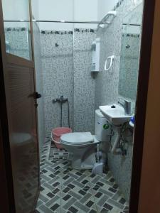 丹吉尔Dar hanae tanger的一间带卫生间和水槽的浴室